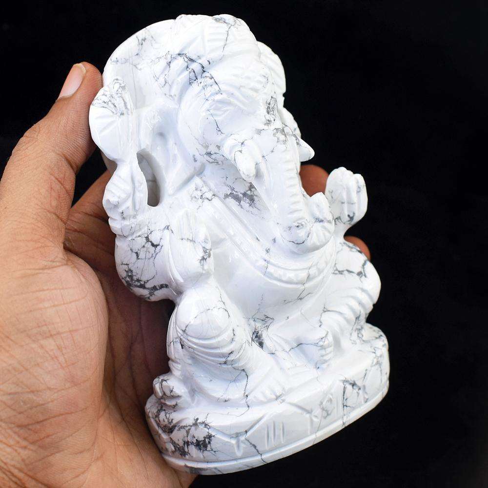 gemsmore:Exclusive Howlite Hand Carved Lord Ganesha Idol