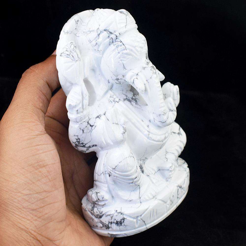 gemsmore:Exclusive Howlite Hand Carved Lord Ganesha Idol